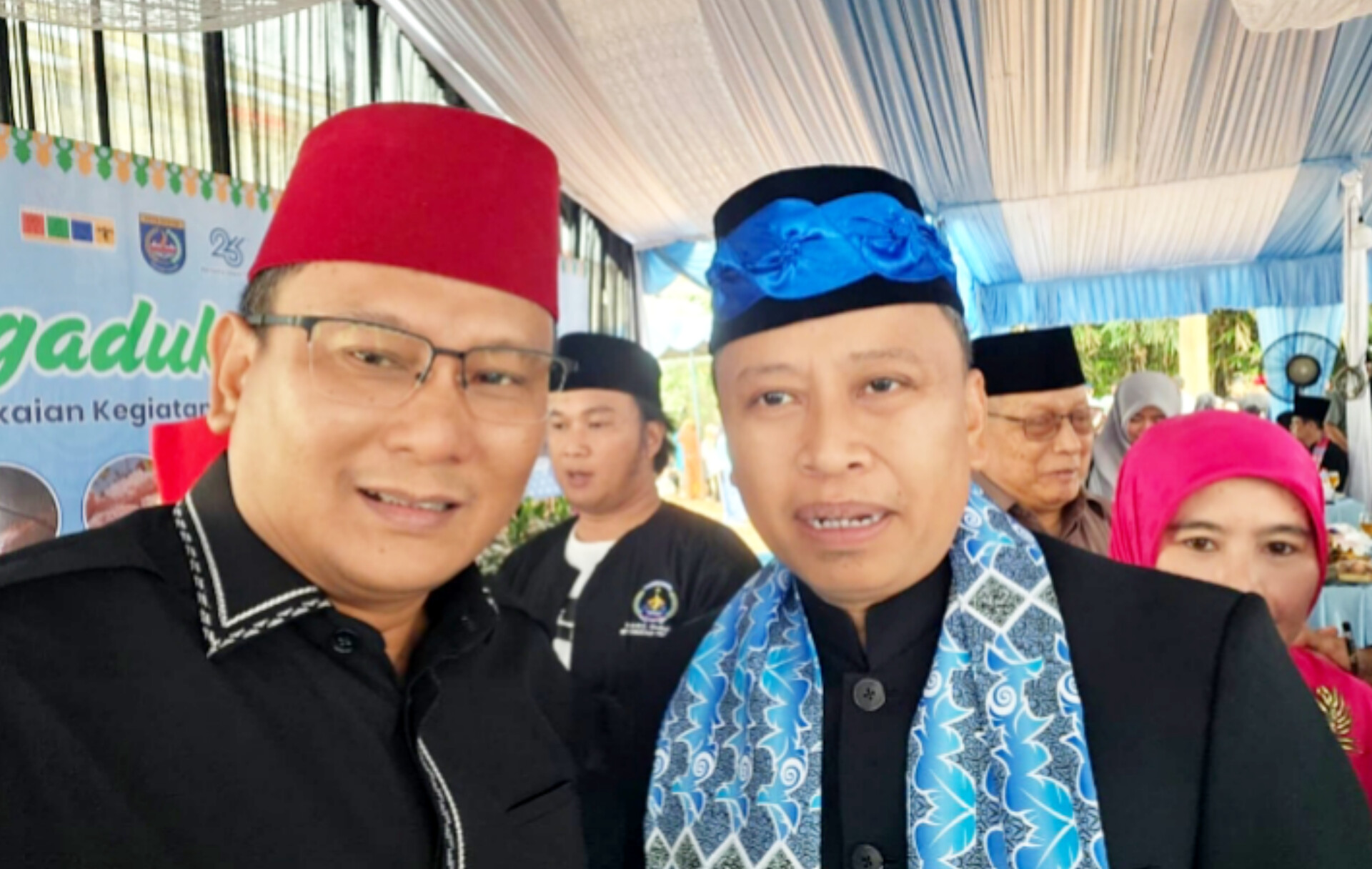 Ketua Komisi DPRD kota Depok, H. Hamzah (kiri), foto berdua dengan Wali kota Depok, Supian Suri (kanab), di momen Lebaran Depok dalam kegiatan Ngaduk Dodol. (ist)