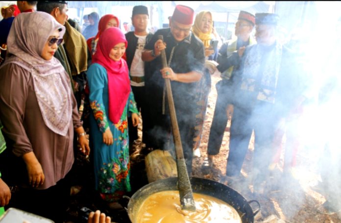(paling kiri), Ketua TP-PKK kota Depok, Siti Barkah Hasanah, Anggota DPRD sekaligus Ketua Komisi B, H. Hamzah, sedang pegang adukan dodol (tengah), paling kanan, Wali kora Depok, Supian Suri, di kegiatan Budaya Depok Ngaduk Dodol. (ist)