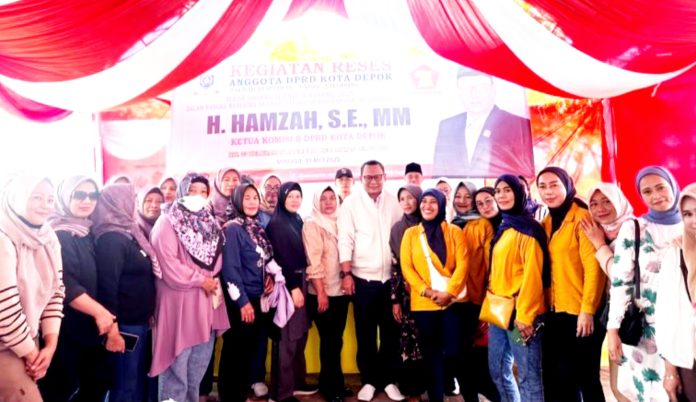 Sesi foto bersama dalam momen Reses Anggita DPRD Depok, H. Hamzah. (ist)