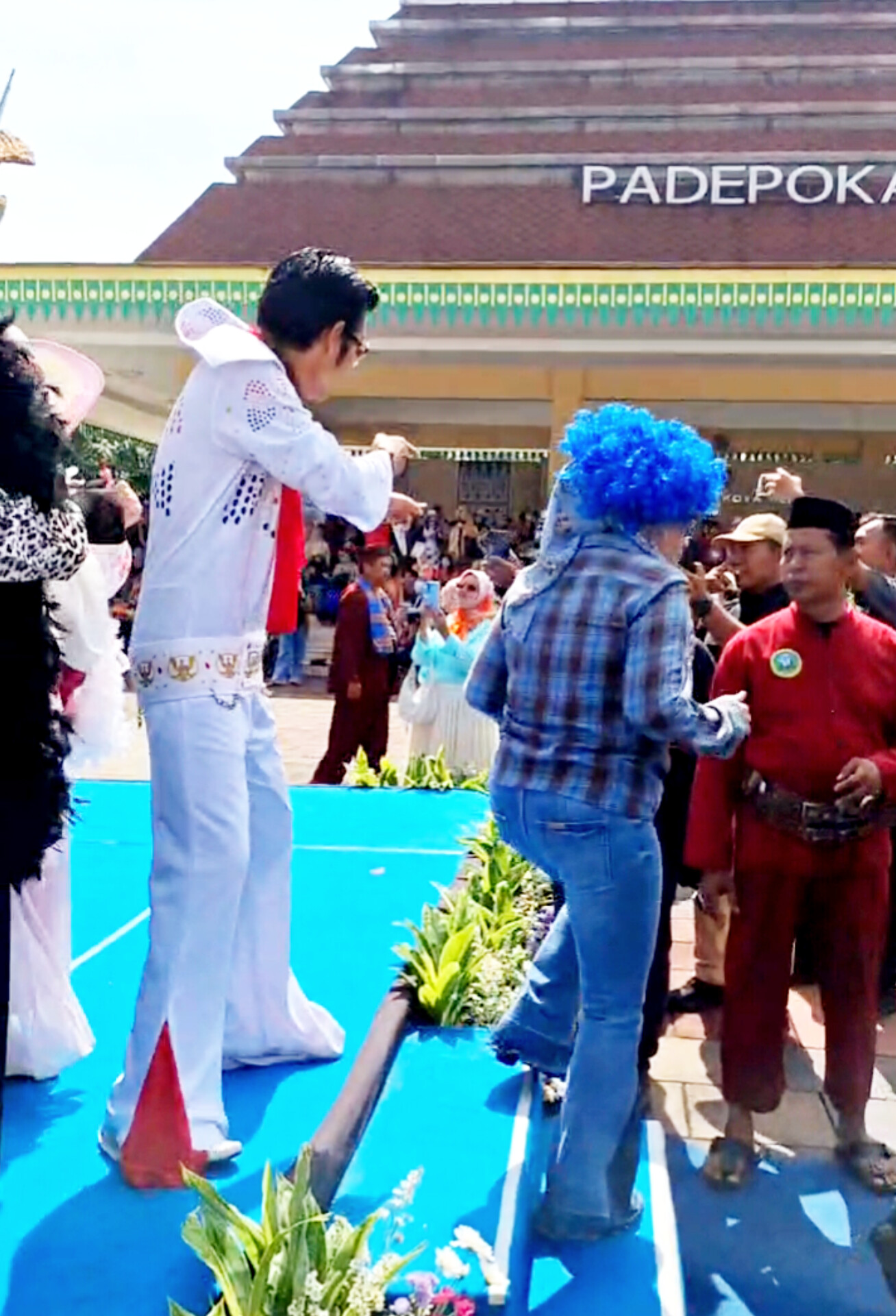 Kang DK saat tampil di atas panggung 'Nyedeng Baju' Lebaran Depok, ala artis lawas dunia, Elvis Presley. (ist)