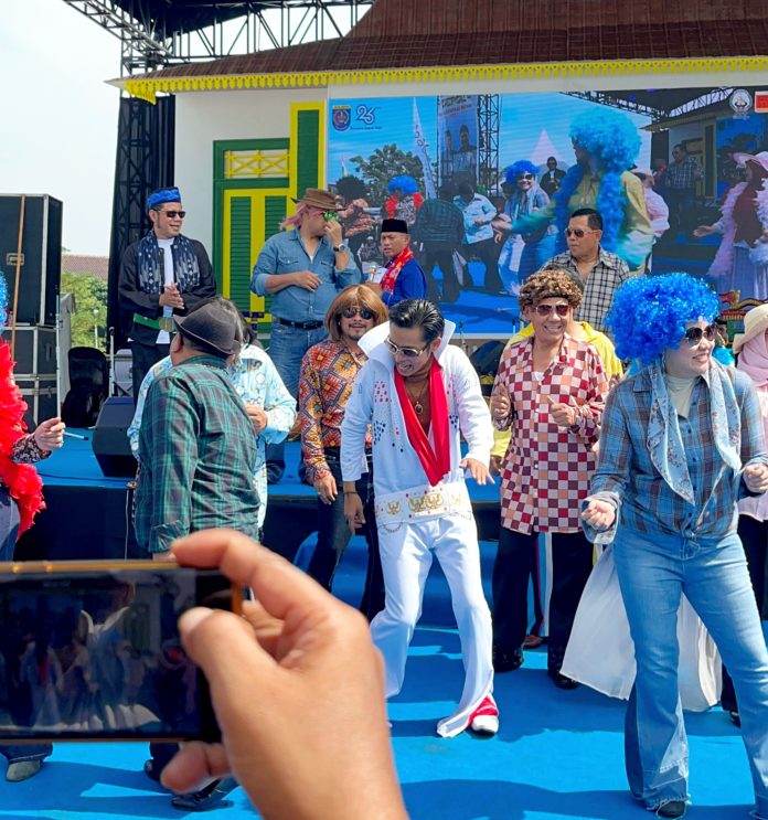 Anggota Dewan Komisi B Partai PAN, Deny Kartika, saat pentas ala artis Elvis Presley, di atas Panggung 'Nyedengin Baju, dalam rangkaian Lebaran Depok 2025. (ist)