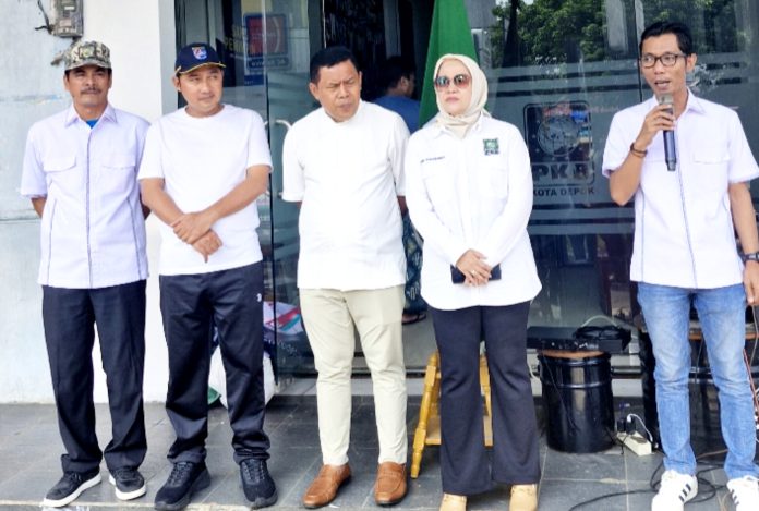 Ketua Fraksi PKB DPRD kota Depok, Siswanto (paling kanan), saat sambutan di launching mobil siaga Partai PKB. (ist)