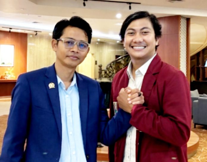 Anggota DPRD Partai PAN Komisi B kota Depok, Deny Kartika (kiri), foto bersama Chikal (kanan), Pimpinan Cabang Ikatan Mahasiswa Muhammadiyah (PC IMM) Kota Depok.