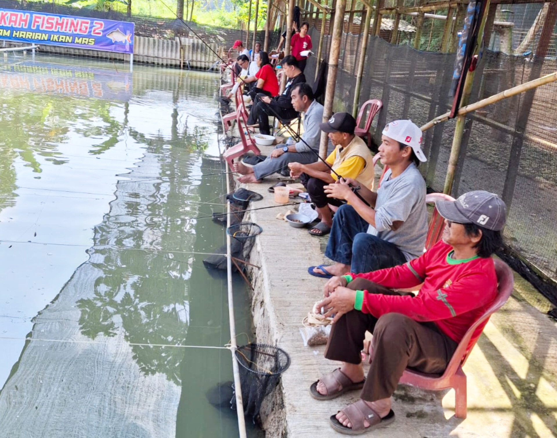 Peserta Mancing mania saat mengikuti lomba, dalam kebersamaan dan menjadi momen penting turut meriahkan HUT kota Depok ke-26. (ist)