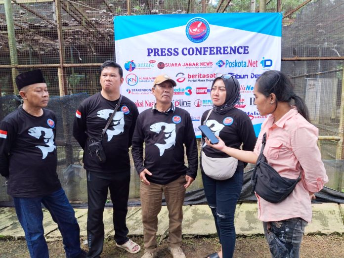 Ketua Panitia Mancing mania, Benny Gerungan (tengah), saat jumpa Pers di sela kegiatan lomba berlangsung. (ist)