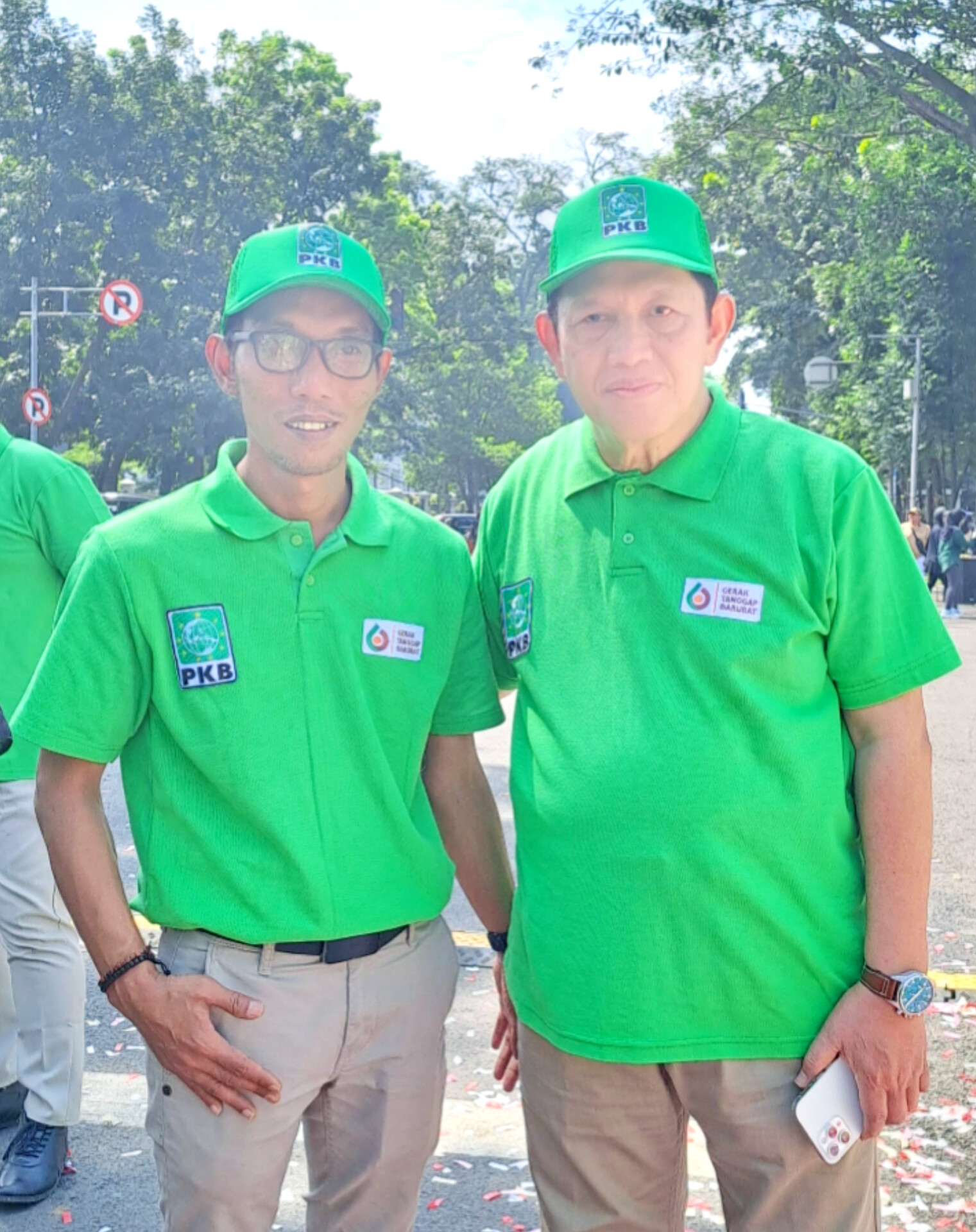 Ket foto : Ketua Fraksi Partai PKB DPC kota Depok, Siswanto (kiri), foto bersama KH. Acep Adang, di saar menghadiri launching 200 unit ambulans GTD, Bandung (18/5/2025). (ist)