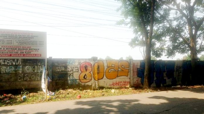 Potret pagar Alkon berlokasi di Blok Braan Sawangan.