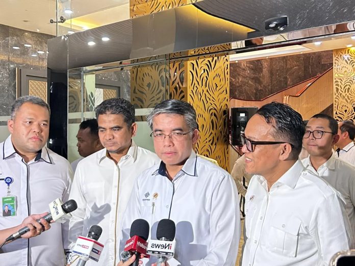 Menteri Ketenagakerjaan, Yassierli, didampingi Wakil Menteri Ketenagakerjaan, Immanuel Ebenezer Gerungan, saat diwawancara media pasca penggeledahan kantor Kemenaker olek KPK. (ist)