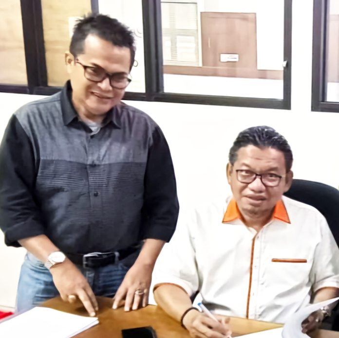 Ketua umum (Ketum) IKM kota Depok, H.T.M Yusufsyah Putra, M.Si (kanan), bersama Ir.Catria Helmi Piliang Sekjen IKM kota Depok (kiri).