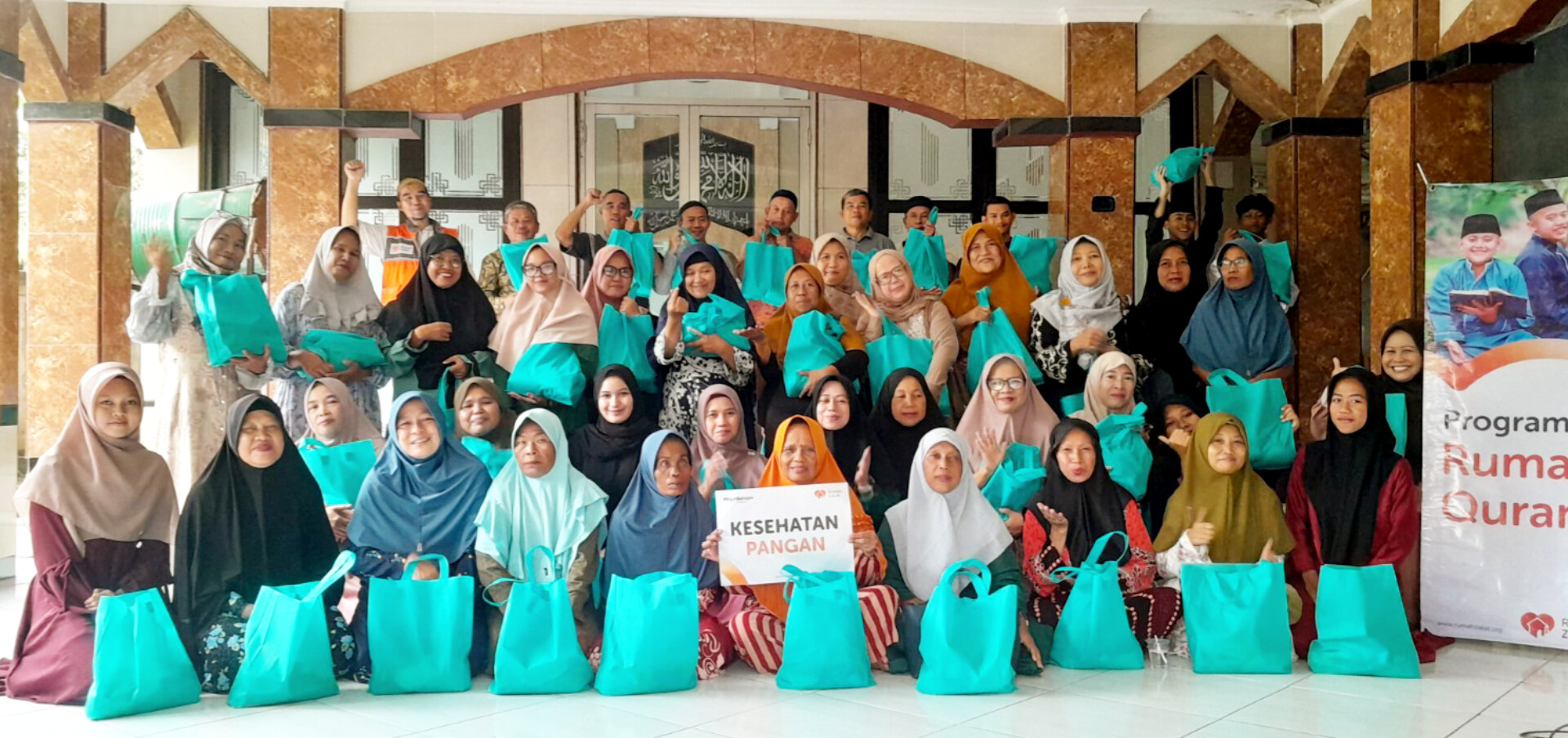 Sesi foto bersama penerima bingkisan 50 sembako oleh Rumah Zakat Depok.