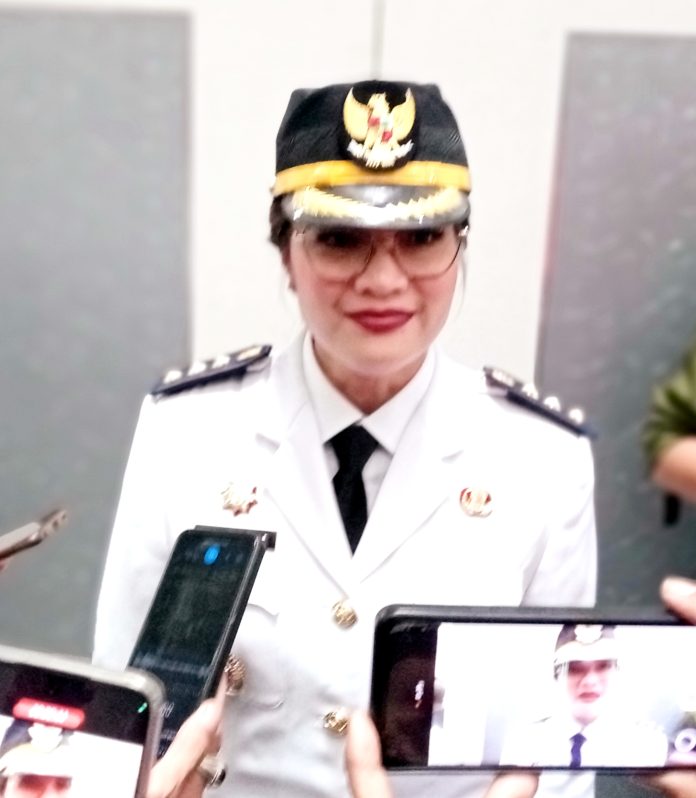 Camat Sukmajaya, Christine Desima Arthauli, S.STP, MA, saat terkonfirmasi usai pelantikan dan sumpah jabatan dirinya oleh Wali kota Depok, DR.H Supian Suri, MM, di gedung Baleka I, Balai kota Depok. (dok. Pikiranrakyat.org/Roni)