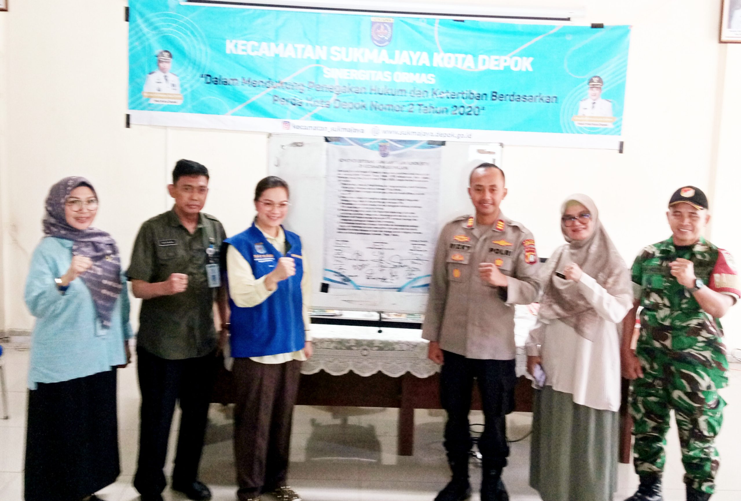 Sesi foto bersama, Camat Sukmajaya, Christine Desima Arthauli, bersama, usai kegiatan sosialisasi. (dok. Pikiranrakyat.org/Roni)