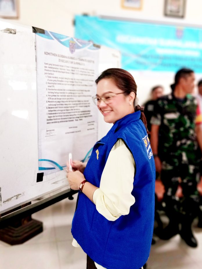 Camat Sukmajaya, Christine Desima Arthauli, saat menandatangani komitmen KTR, usai sosialisasi. (dok. Pikiranrakyat.org/Roni)
