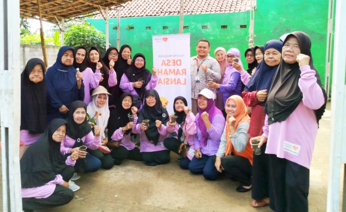 Ket foto: Sesi foto bersama di momen bahagia dalam program kebun ramah Lansia. (ist)