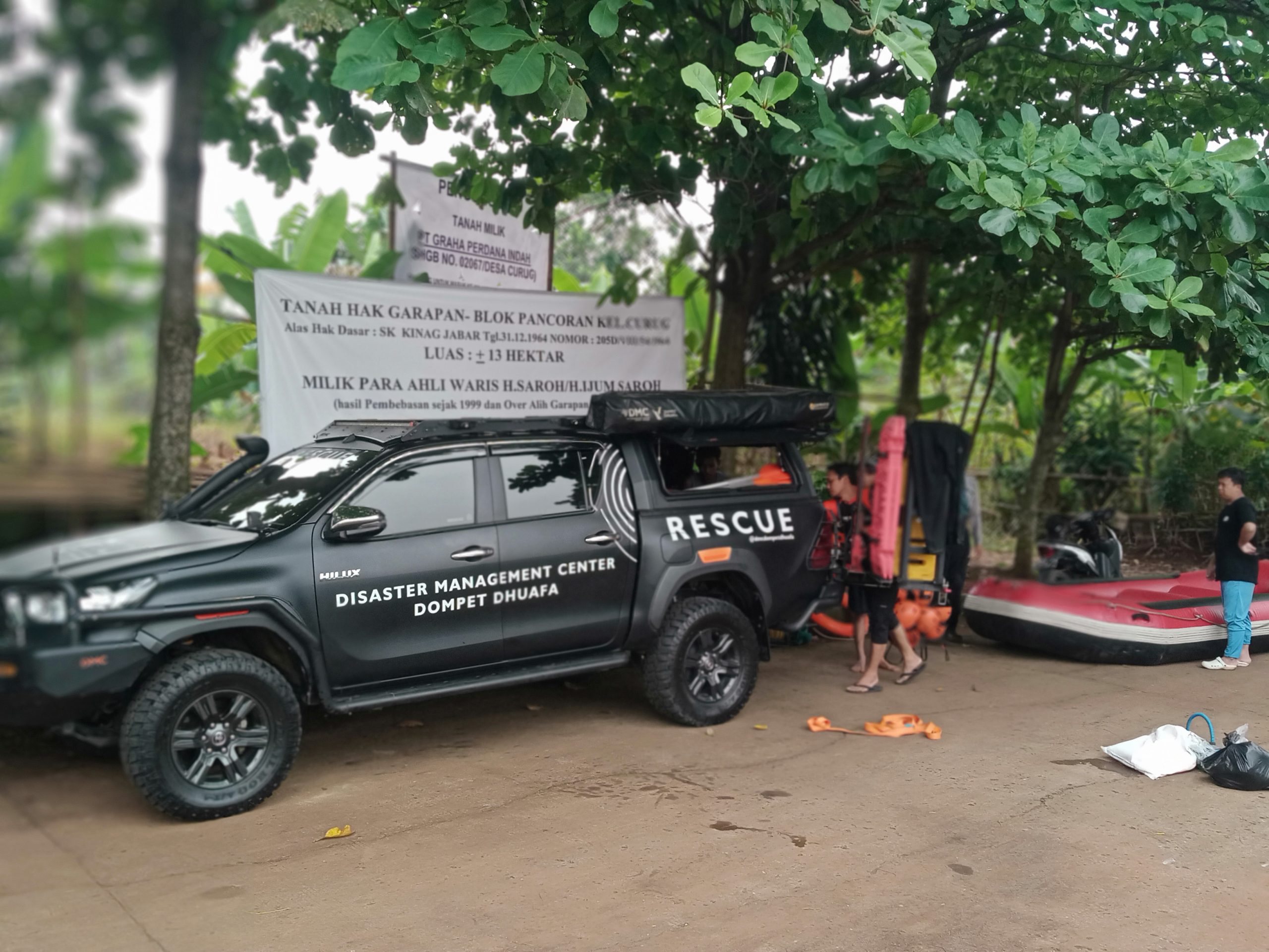 Relawan DMC Dompet Dhuafa, turut serta melibatkan kegiatan bersih-bersih Curugan Wadon.