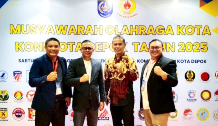 Ketua Komis Hukum, Andi Tatang Supriyadi (paling kiri), saat foto bersama di momen acara pemilihan Ketua umum KONI Depok, Gerry Suprianto (dua dari kanan), beberapa waktu lalu. (dok. Pikiranrakyat.org/Roni)