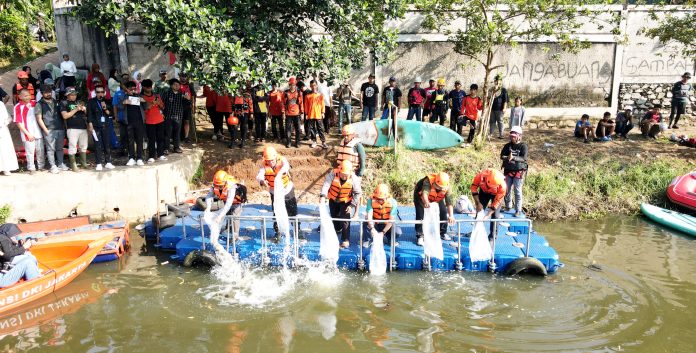 Kegiatan menebar ribuan benih ikan Mujaer oleh panitia GEMMES. (ist)