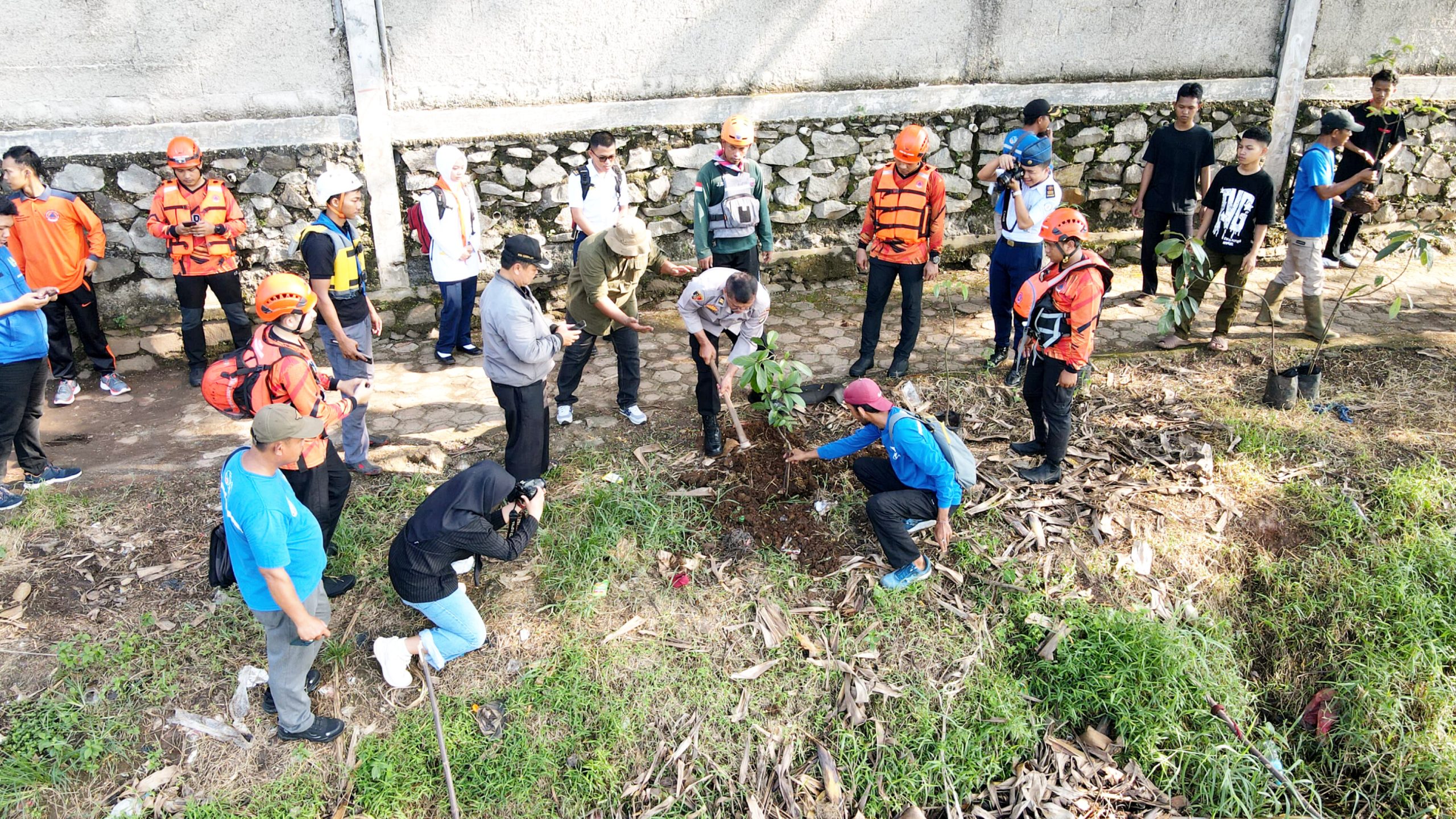 Sesi kegiatan bersih setu bersama melibatkan, stakeholders, TNI/POLRI, PUPR, dan tokoh masyarakat di kegiatan GEMMES. (ist)