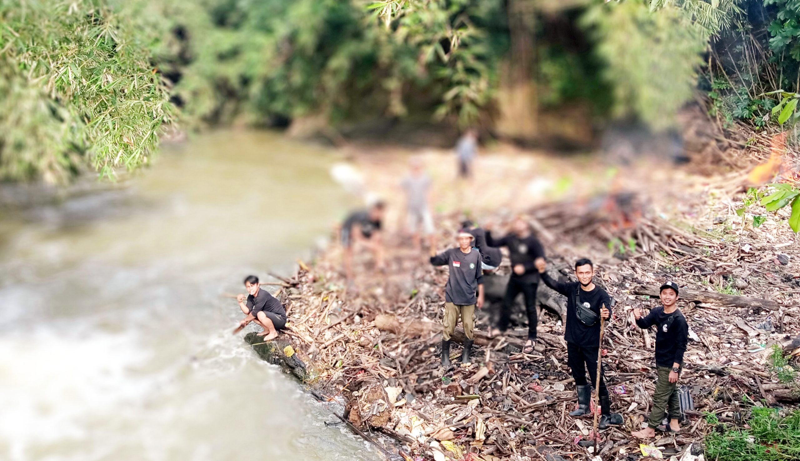 Kegiatan mengurai sampah yang menumpuk di lokasi Curugan Wadon.