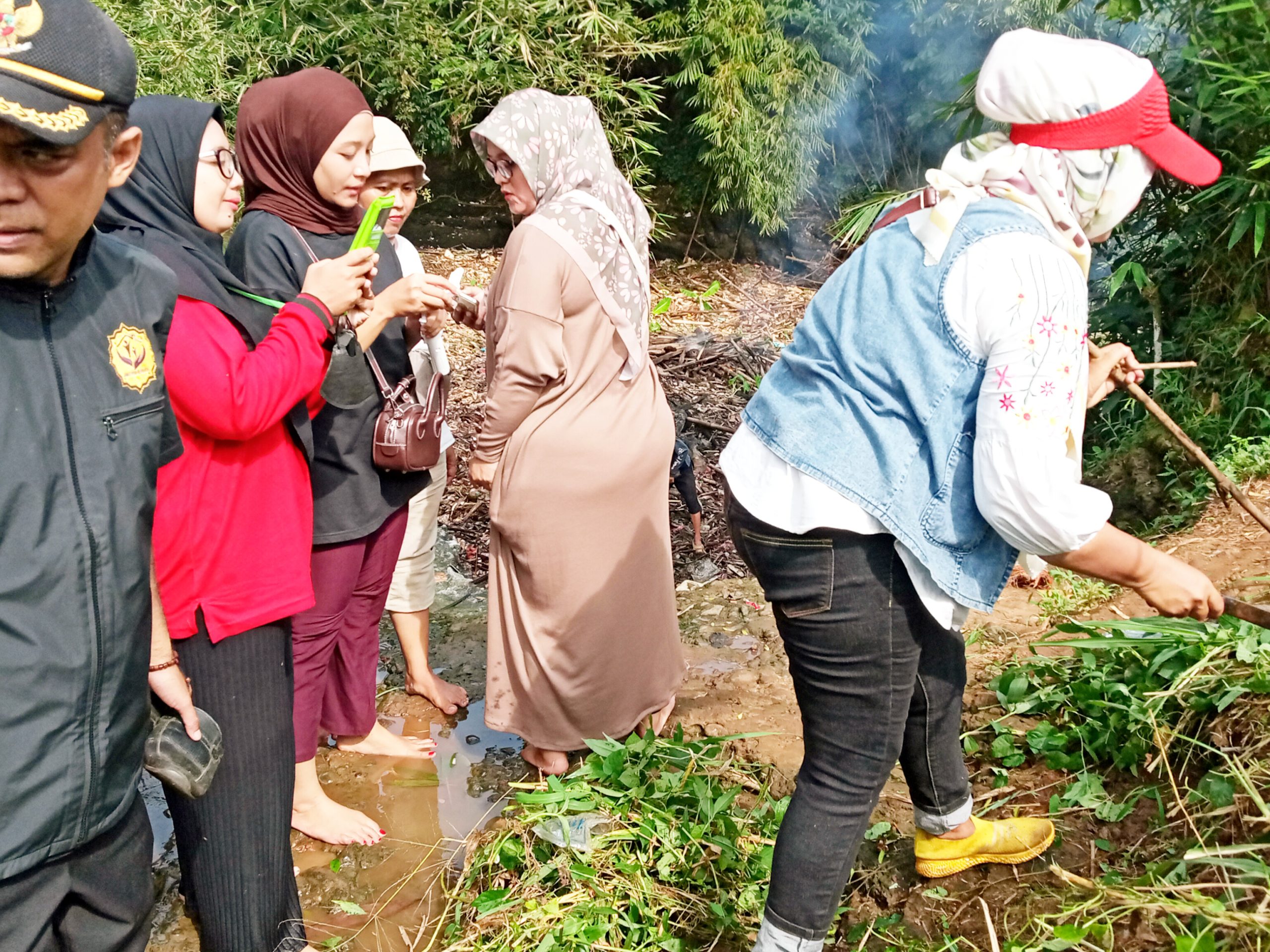 Ibu ibu PKK Kelurahan Curug turut melibatkan giat bersih-bersih Curugan Wadon.