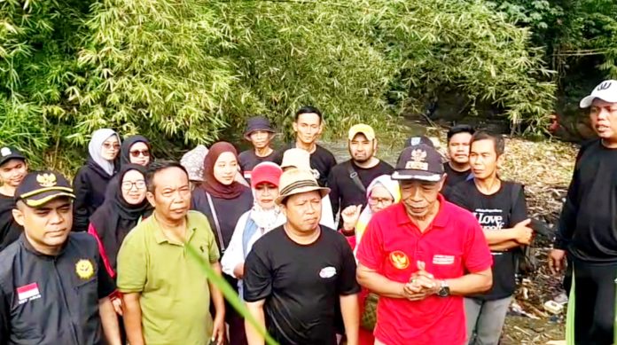 Lurah Curug Hadan, Spd, saat penyampaian kegiatan yang melibatkan elemen masyarakat Curug dalam giat bersih -bersih Curugan Wadon tang berlokasi di wilayah Rt 05 Rw 09 Kelurahan Curug Kecamatan Bojongsari kota Depok, Minggu (1/6/2025). (dok. Pikiranrakyat.org/Roni)