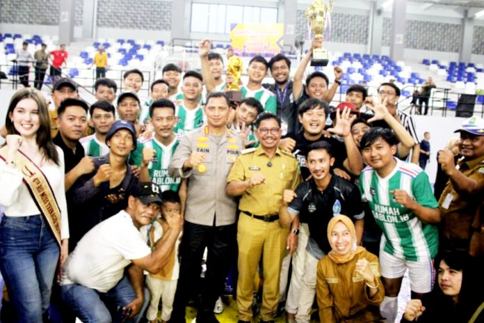 Sesi foto bersama usai pertandingan, dan penutupan oleh Kapolres CUP 2025.