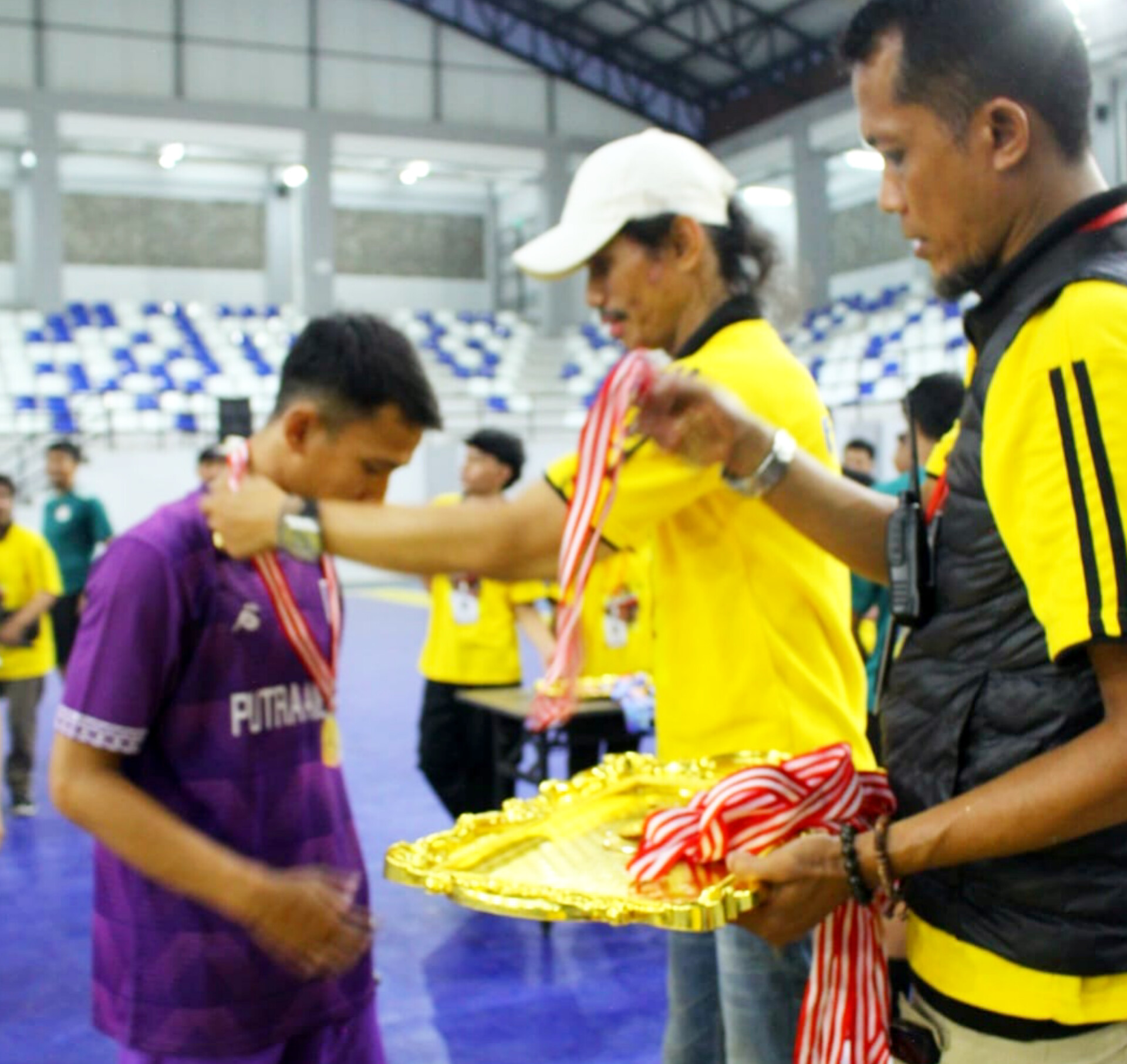 Ketum FWJI, Ovan, saat memberikan penghargaan medali ke pemain.