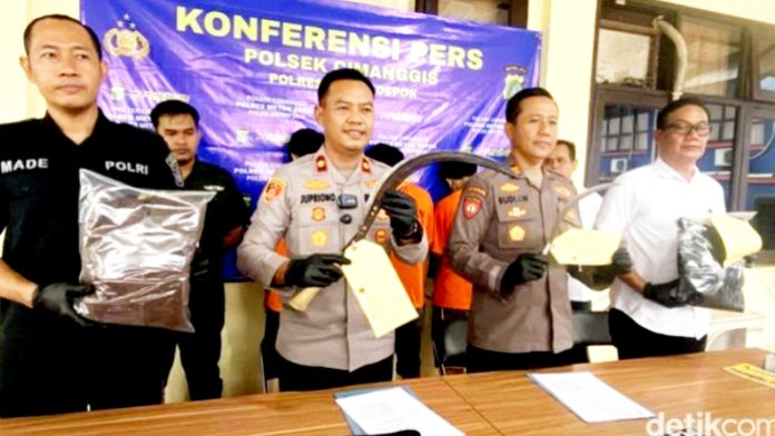 Kapolsek Cimanggis, Kompol Dr Jupriono SH.MM, CPM konperensi Pers menunjukkan alat bukti kejahatan. (ist)