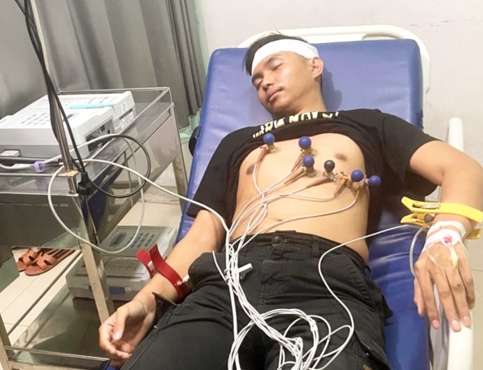 Wartawan yang juga anggota FWJ Indonesia korban pengeroyokan oknum ORMAS Al Jabar dan XTC Kuningan, saat mendapatkan perawatan di rumah sakit. (ist)