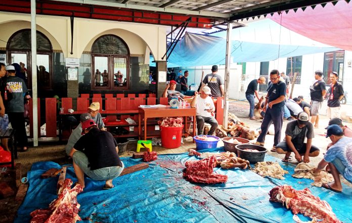 Panitia qurban di antaranya, Jamaah dan DKM Masjid AT-Taubah, saat melakukan kegiata penyembilhan serta mengemas untuk disalurkan. (dok. Pikiranrakyat.org/Roni)