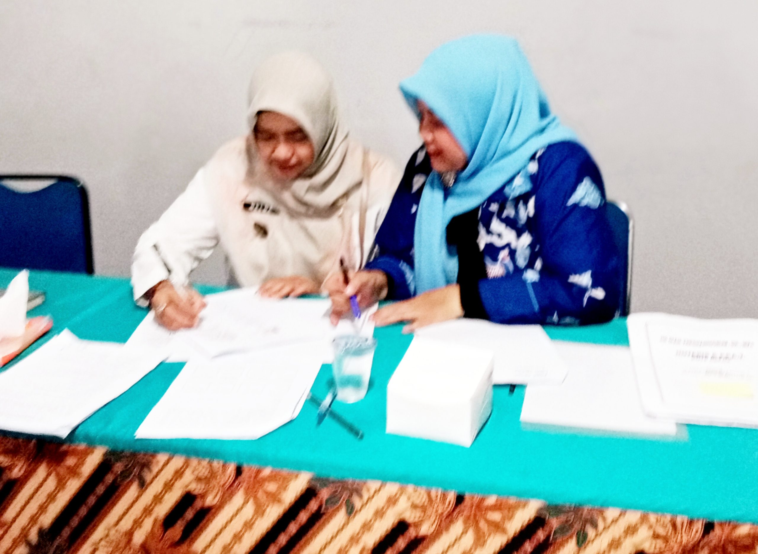 Lurah Mekarjaya, Nelda Purnadia Wardhani, saat penandatangan akta Notaris sebagai pengawas Koperasi Merah Putih Mekarjaya. (dok. Pikiranrakyat.org/Roni)