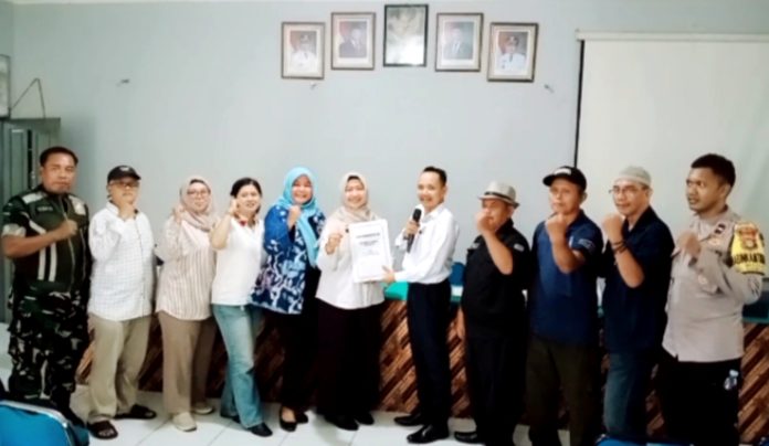 Sesi foto bersama usai terbentuknya struktr kepengurusan Koperasi Merah Putih Kelurahan Mekarjaya, Kecamatan Sukmajaya, kota Depok, di Aula Kelurahan Mekarjaya, Rabu (11/6/2025). (dok. Pikiranrakyat.org/Roni)