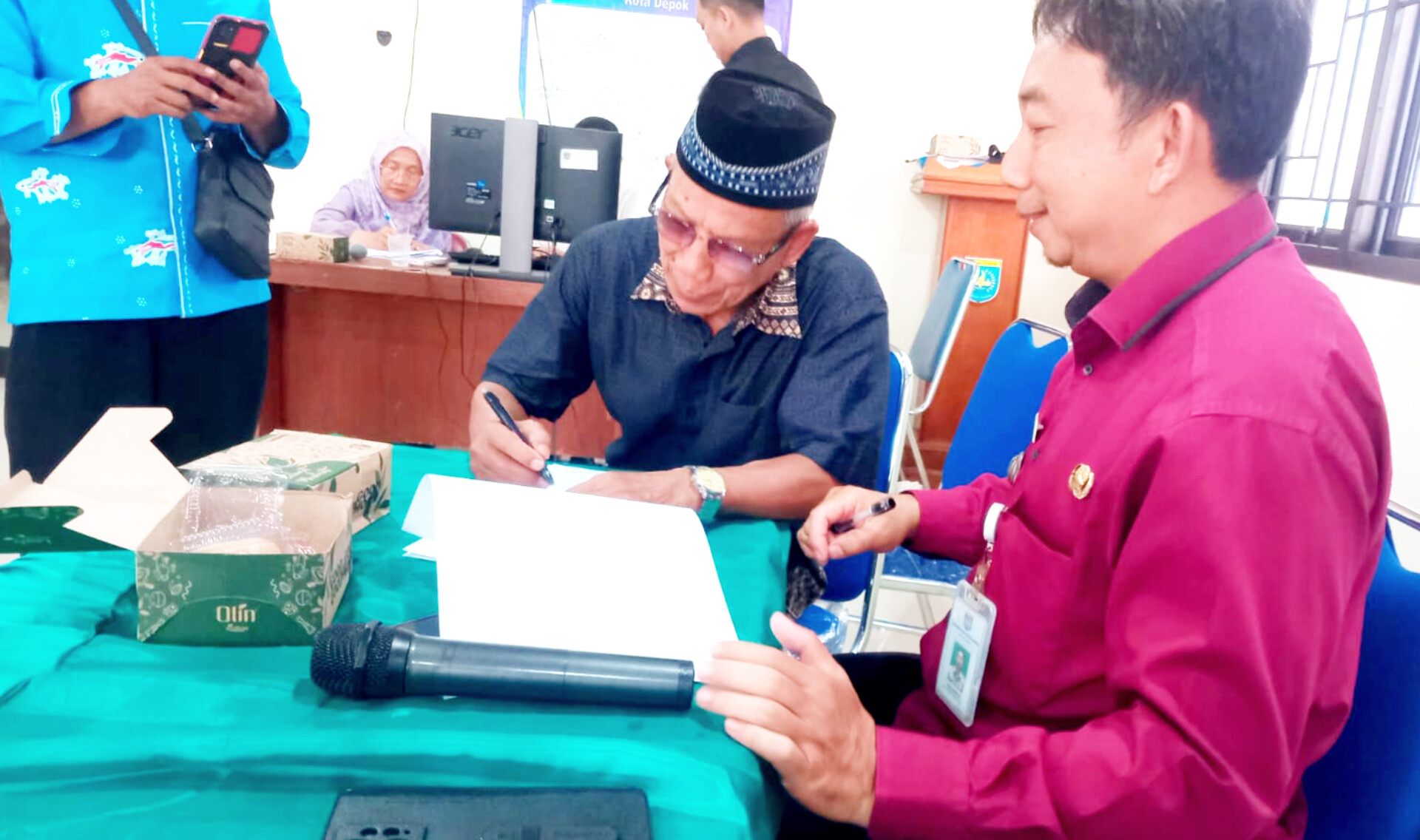 Saat penandatanganan struktur sah yang disaksikan notaris.