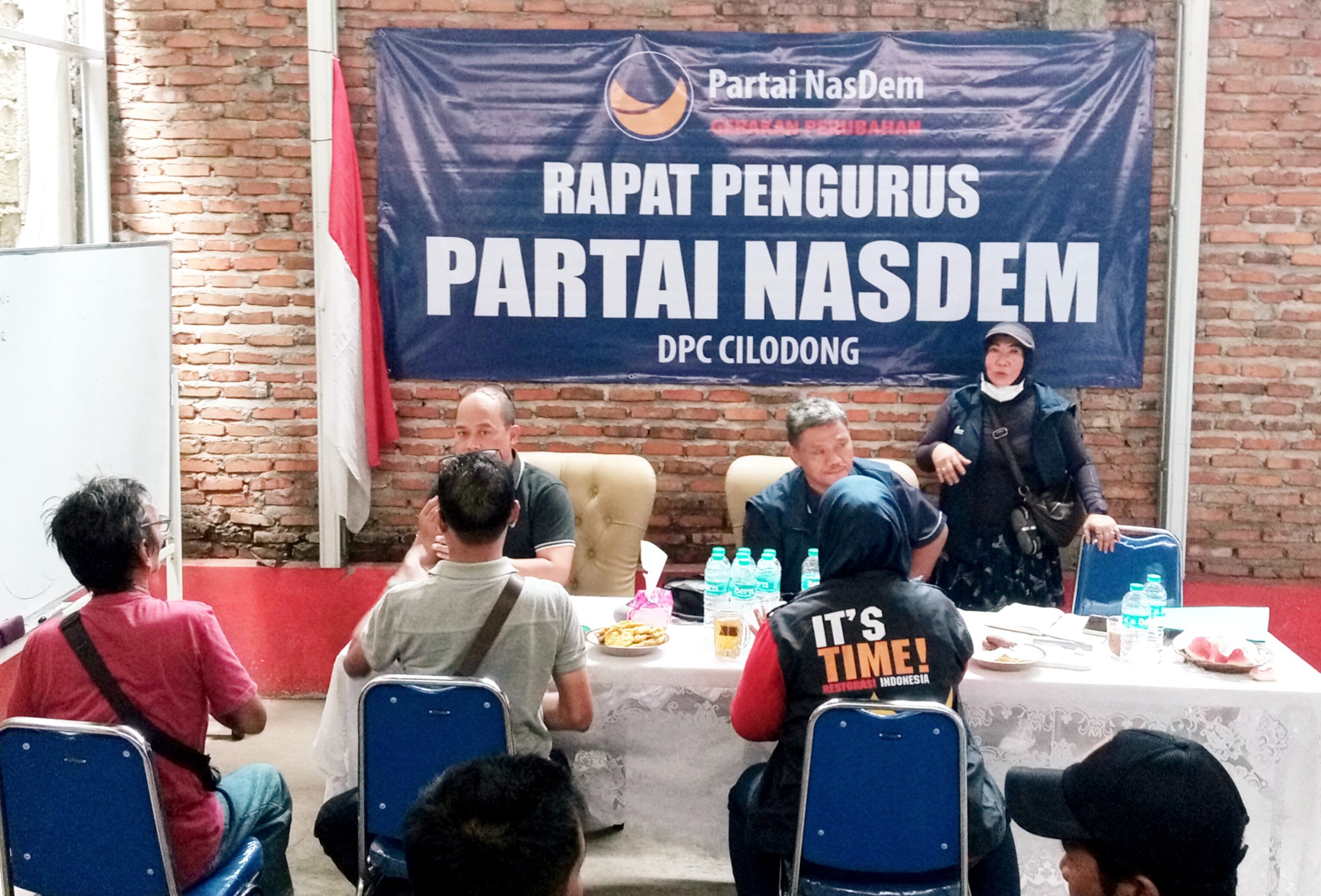 Saat para kader Partai NasDem DPC Cilodong, dalam pembentukan struktur baru DPC. (dok. Pikiranrakyat.org/Roni)