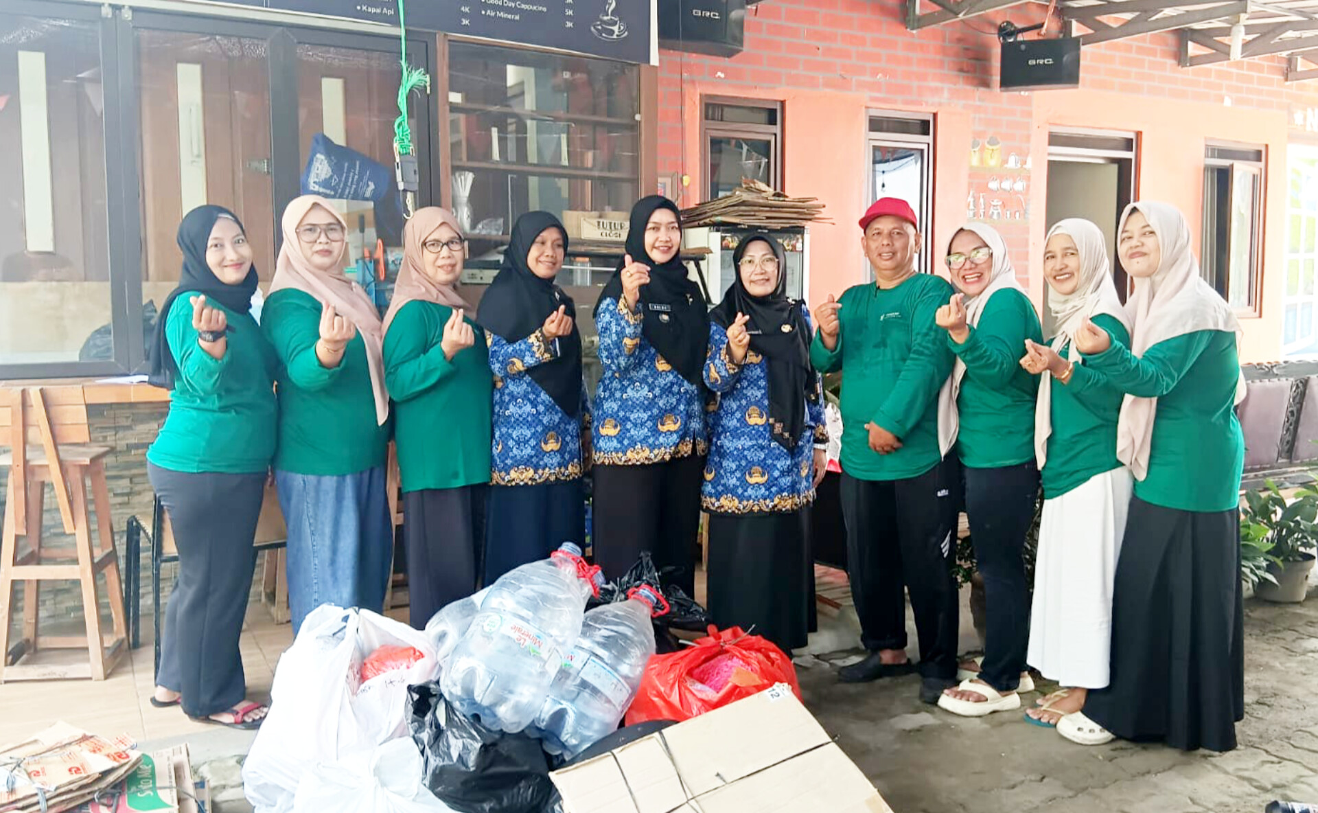 Sesi foto bersama, turut hadir Lurah Mekarjaya, Dra, Nelda Purnadia Wardhani, dalam peninjauan sekaligus penimbangan.