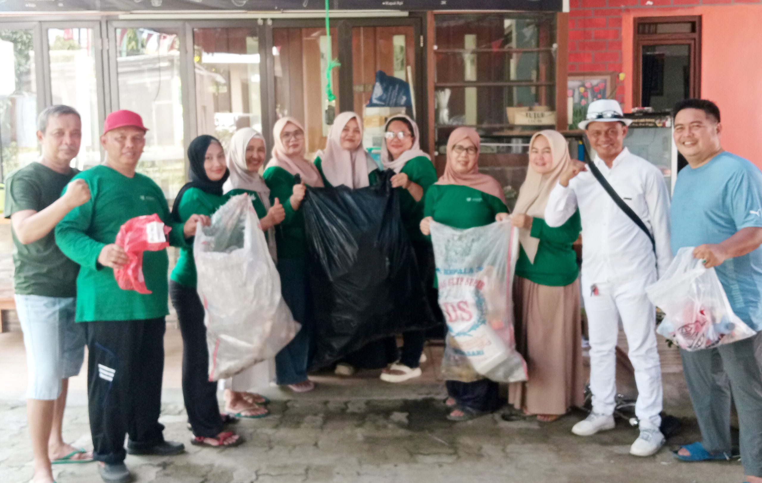 Sesi foto bersama melibatkan keanggotaan bank sampah Mekar, Ketua RW, dan warga.