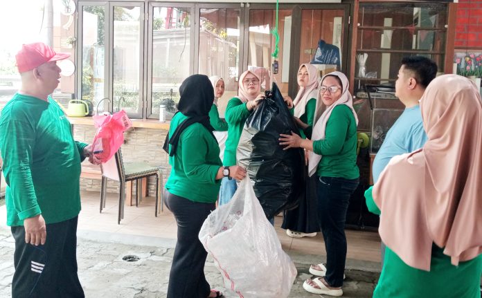 Bank sampah Mekar RT 06 RW 01, saat penimbangan hasil pengumpulan sampan an organik. (dok. Pikiranrakyat.org/Roni)